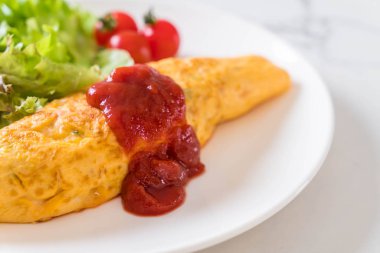 Bir omlet sarma sebzeli aromalı kızarmış pirinç