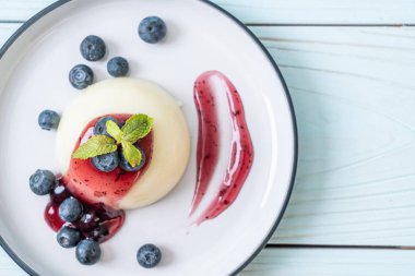 yoğurt puding taze yaban mersini - sağlıklı yemek ve tatlı ile
