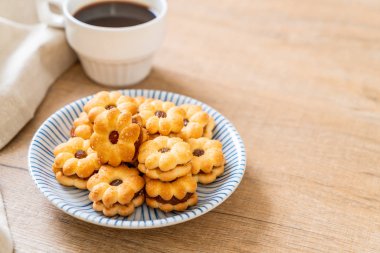 Hindistan cevizli bisküvi ve ananas reçeli.