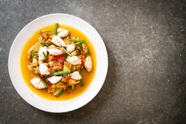 Fried yengeç ile toz köri - Tayland mutfağı