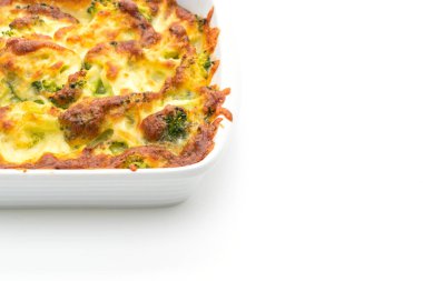 Beyaz arka plan üzerinde izole peynirli fırında karnabahar ve brokoli graten