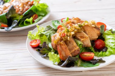 ızgara tavuk salata sebze - sağlıklı gıda tarzı ile