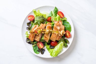 ızgara tavuk salata sebze - sağlıklı gıda tarzı ile