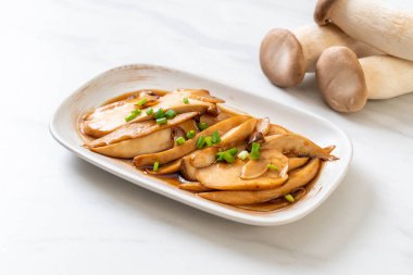 İstiridye soslu kızarmış kral istiridye mantarı. Sağlıklı, vejetaryen ya da vejetaryen yemek tarzı.