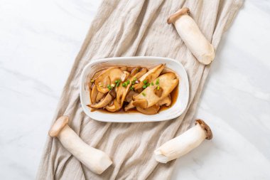 İstiridye soslu kızarmış kral istiridye mantarı. Sağlıklı, vejetaryen ya da vejetaryen yemek tarzı.