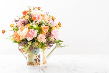 Vazoda çiçek buketi