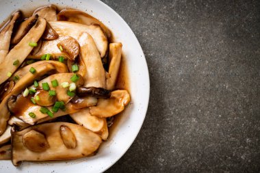 İstiridye soslu kızarmış kral istiridye mantarı. Sağlıklı, vejetaryen ya da vejetaryen yemek tarzı.