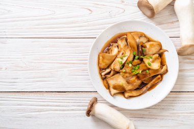 İstiridye soslu kızarmış kral istiridye mantarı. Sağlıklı, vejetaryen ya da vejetaryen yemek tarzı.