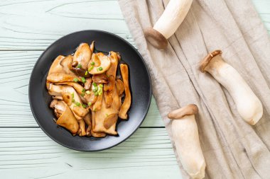 İstiridye soslu kızarmış kral istiridye mantarı. Sağlıklı, vejetaryen ya da vejetaryen yemek tarzı.