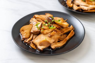 İstiridye soslu kızarmış kral istiridye mantarı. Sağlıklı, vejetaryen ya da vejetaryen yemek tarzı.