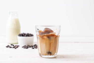 ahşap masa üzerinde sütlü kahve buz küpleri