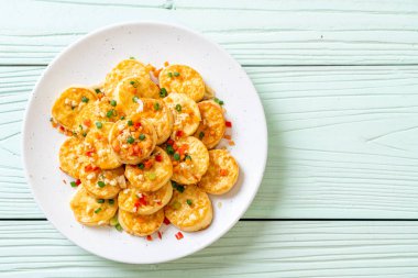 Sahanda yumurta yumuşak tofu sarımsak - sağlıklı, vegan ve sebze gıda tarzı