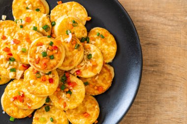 Sahanda yumurta yumuşak tofu sarımsak - sağlıklı, vegan ve sebze gıda tarzı