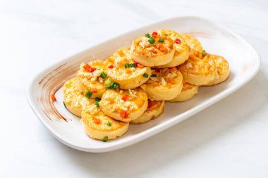 Sahanda yumurta yumuşak tofu sarımsak - sağlıklı, vegan ve sebze gıda tarzı