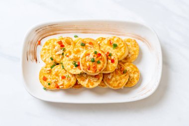 Sahanda yumurta yumuşak tofu sarımsak - sağlıklı, vegan ve sebze gıda tarzı