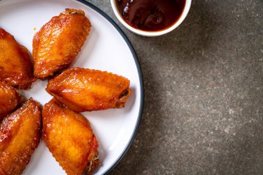 Barbekü tavuk kanadı sosu ile