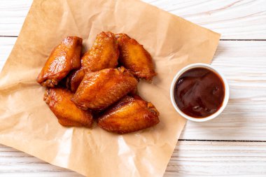 Barbekü tavuk kanadı sosu ile