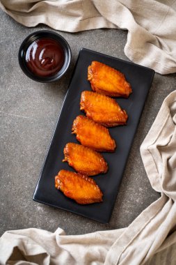 Barbekü tavuk kanadı sosu ile