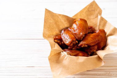 Barbekü tavuk kanadı sosu ile