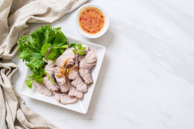 Soslu ve sebzeli haşlanmış balık sosu.