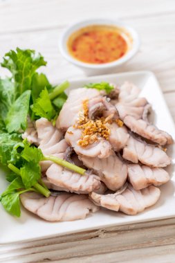 Soslu ve sebzeli haşlanmış balık sosu.