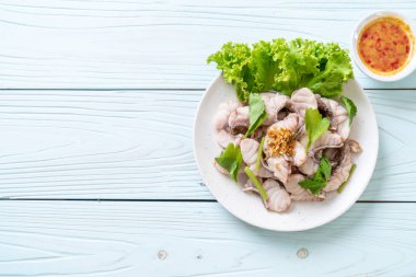 Soslu ve sebzeli haşlanmış balık sosu.