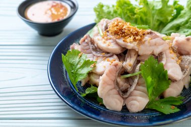 Soslu ve sebzeli haşlanmış balık sosu.