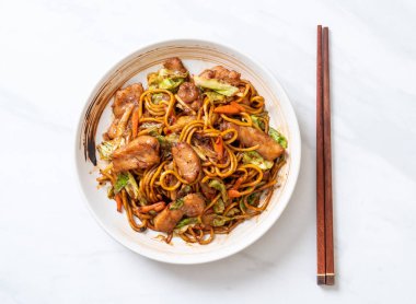 tavada kızartılmış yakisoba noodle pork - Asya gıda tarzı ile