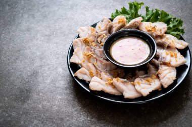 Soslu ve sebzeli haşlanmış balık sosu.