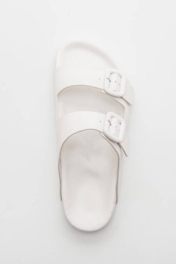 Kadınlar beyaz arka plan üzerinde izole sandalet deri