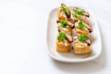 Shitake Mantarlı ızgara Tofu ve Altın İğne Mantarı - sağlıklı, vejetaryen veya vejetaryen yemek tarzı