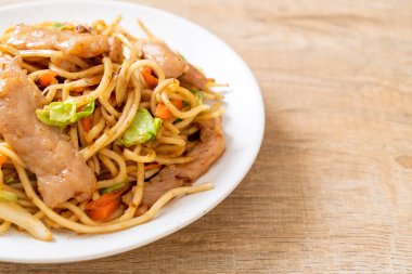 tavada kızartılmış yakisoba noodle pork - Asya gıda tarzı ile