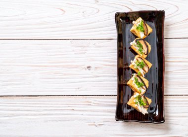 Shitake Mantarlı ızgara Tofu ve Altın İğne Mantarı - sağlıklı, vejetaryen veya vejetaryen yemek tarzı