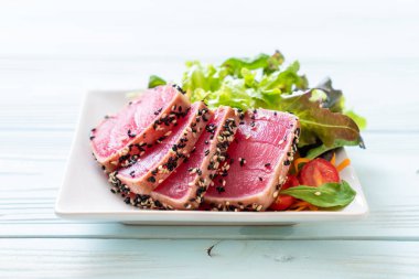 Taze ton balığı ve sebze salatası. Sağlıklı yemek.