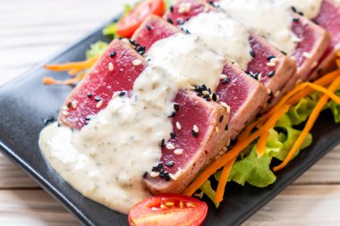 Sebze salatası ve soslu taze ton balığı. Sağlıklı yiyecek.