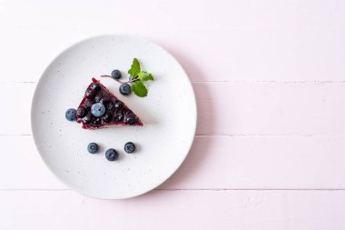 Ahşap arka planda ev yapımı yaban mersinli kek.