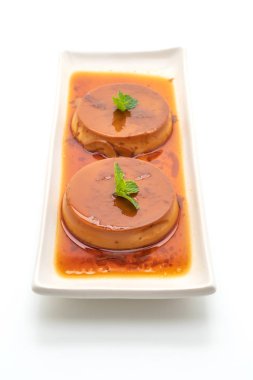 Ev yapımı karamel kremalı puding beyaz arka plan üzerinde izole