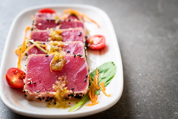 Verse Tonijn Rauw Met Kruidige Salade Saus Gezonde Voeding — Stockfoto