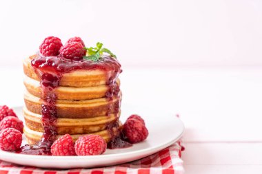 Taze ahududu ve frambuaz sos ile gözleme