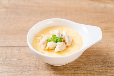 Çiğ yengeçli haşlanmış yumurta.