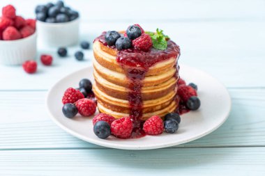 Taze ahududu ve yabanmersinli gözleme.