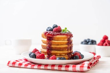 Taze ahududu ve yabanmersinli gözleme.