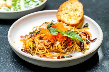 sarımsak ve karides tavada kızartılmış spagetti yumurta plaka üzerinde