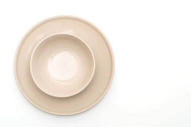 boş levha ve beyaz arka plan üzerinde izole kase