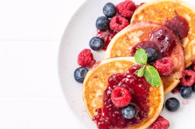 Taze ahududu ve yabanmersinli gözleme.