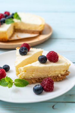 Ev yapımı cheesecake taze ahududu ve yaban mersini ile