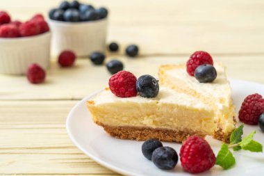 Ev yapımı cheesecake taze ahududu ve yaban mersini ile