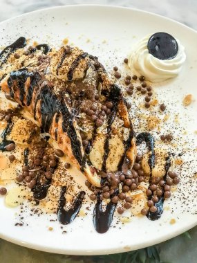 Çikolatalı dondurma ve çikolata sosu ile waffle