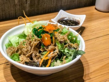 kızarmış balık - Japon yemekleri style ile sebze salatası