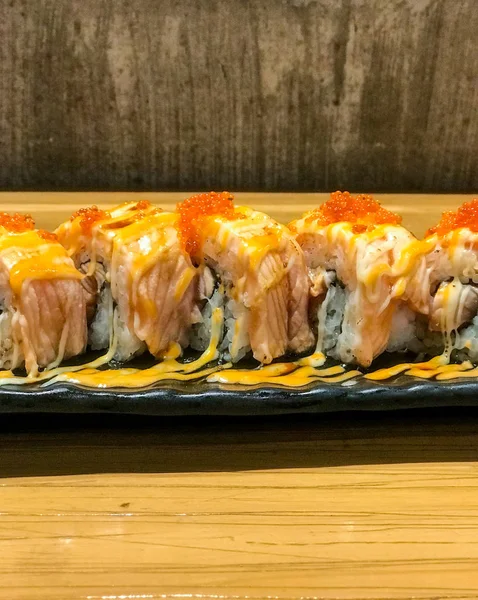 Somon Suşi Roll Japon Gıda Tarzı — Stok fotoğraf